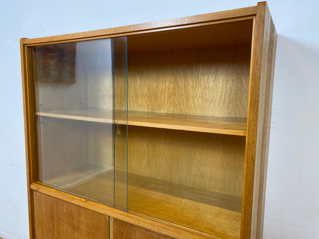 WMK I Raumaufhellende Mid-Century Vitrine aus 1969 in Eiche I Glasvitrine Highboard Schrank Geschirrschrank Bücherschrank Büchervitrine Kommode Sideboard DDR Vintage 60er 70er I Berlin Hamburg Bremen