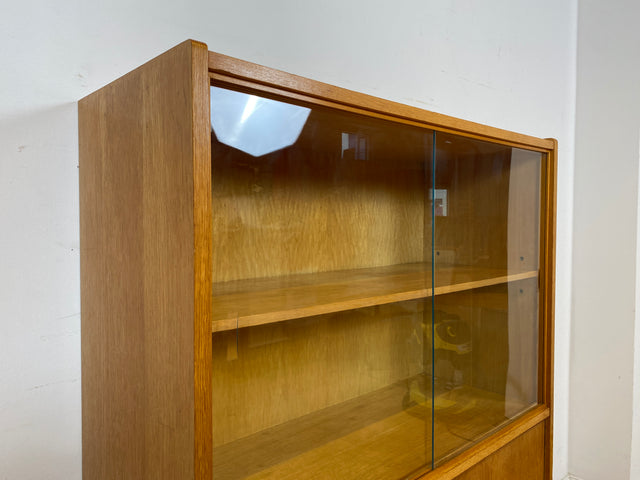 WMK I Raumaufhellende Mid-Century Vitrine aus 1969 in Eiche I Glasvitrine Highboard Schrank Geschirrschrank Bücherschrank Büchervitrine Kommode Sideboard DDR Vintage 60er 70er I Berlin Hamburg Bremen