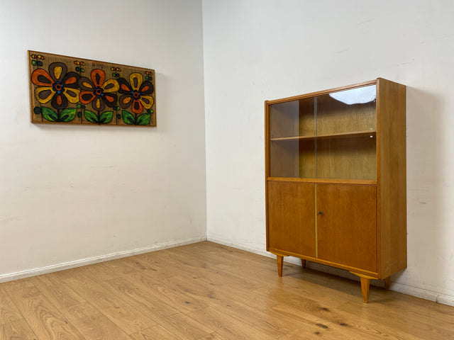 WMK I Raumaufhellende Mid-Century Vitrine aus 1969 in Eiche I Glasvitrine Highboard Schrank Geschirrschrank Bücherschrank Büchervitrine Kommode Sideboard DDR Vintage 60er 70er I Berlin Hamburg Bremen