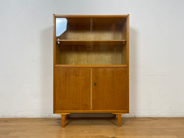 WMK I Raumaufhellende Mid-Century Vitrine aus 1969 in Eiche I Glasvitrine Highboard Schrank Geschirrschrank Bücherschrank Büchervitrine Kommode Sideboard DDR Vintage 60er 70er I Berlin Hamburg Bremen