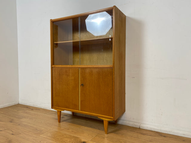 WMK I Raumaufhellende Mid-Century Vitrine aus 1969 in Eiche I Glasvitrine Highboard Schrank Geschirrschrank Bücherschrank Büchervitrine Kommode Sideboard DDR Vintage 60er 70er I Berlin Hamburg Bremen