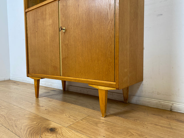 WMK I Raumaufhellende Mid-Century Vitrine aus 1969 in Eiche I Glasvitrine Highboard Schrank Geschirrschrank Bücherschrank Büchervitrine Kommode Sideboard DDR Vintage 60er 70er I Berlin Hamburg Bremen