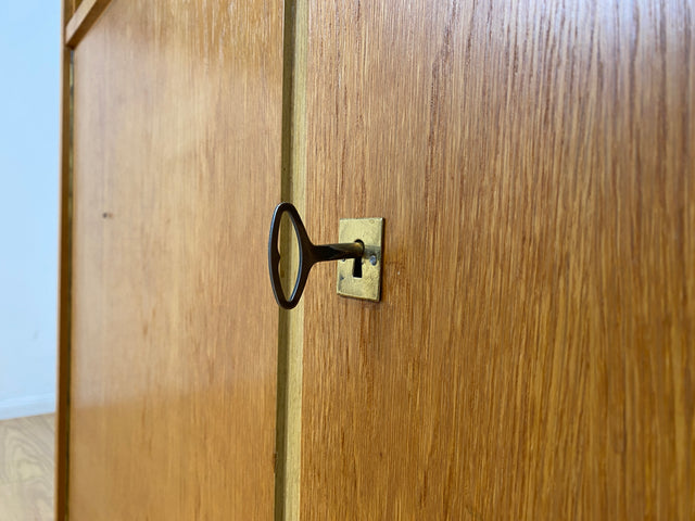 WMK I Raumaufhellende Mid-Century Vitrine aus 1969 in Eiche I Glasvitrine Highboard Schrank Geschirrschrank Bücherschrank Büchervitrine Kommode Sideboard DDR Vintage 60er 70er I Berlin Hamburg Bremen