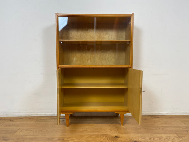WMK I Raumaufhellende Mid-Century Vitrine aus 1969 in Eiche I Glasvitrine Highboard Schrank Geschirrschrank Bücherschrank Büchervitrine Kommode Sideboard DDR Vintage 60er 70er I Berlin Hamburg Bremen