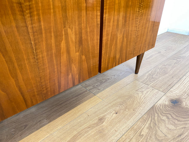 WMK # Stilvoller und gut erhaltener Mid-Century Wäscheschrank mit formschönen Originalgriffen # Schank Highboard Kommode Wäschekommode Flurschrank Sideboard Kleiderschrank Cabinet Vintage 60er 70er