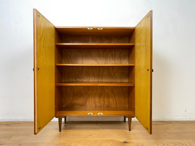WMK # Stilvoller und gut erhaltener Mid-Century Wäscheschrank mit formschönen Originalgriffen # Schank Highboard Kommode Wäschekommode Flurschrank Sideboard Kleiderschrank Cabinet Vintage 60er 70er