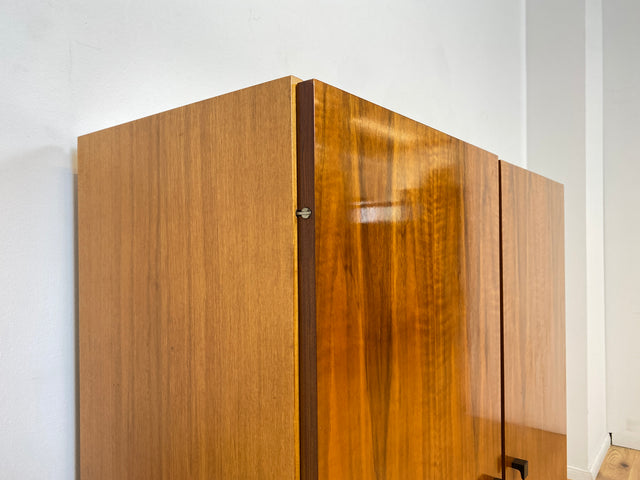 WMK # Stilvoller und gut erhaltener Mid-Century Wäscheschrank mit formschönen Originalgriffen # Schank Highboard Kommode Wäschekommode Flurschrank Sideboard Kleiderschrank Cabinet Vintage 60er 70er