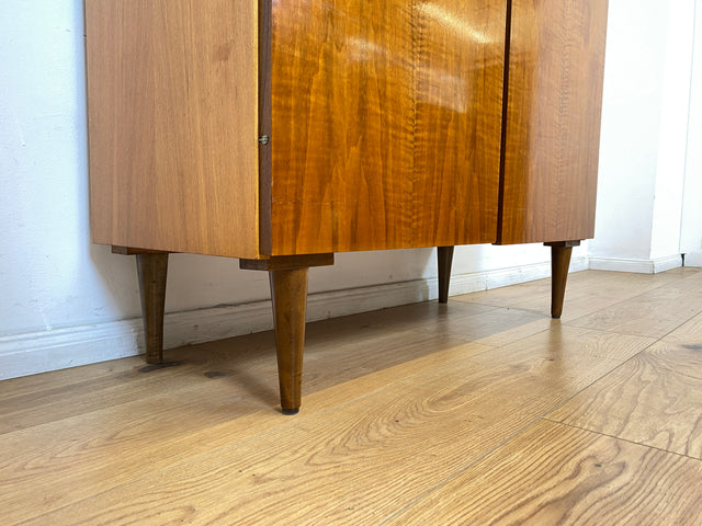 WMK # Stilvoller und gut erhaltener Mid-Century Wäscheschrank mit formschönen Originalgriffen # Schank Highboard Kommode Wäschekommode Flurschrank Sideboard Kleiderschrank Cabinet Vintage 60er 70er