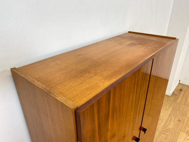WMK # Stilvoller und gut erhaltener Mid-Century Wäscheschrank mit formschönen Originalgriffen # Schank Highboard Kommode Wäschekommode Flurschrank Sideboard Kleiderschrank Cabinet Vintage 60er 70er