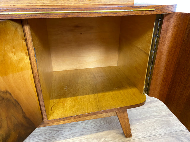 WMK # Besonders schöner Mid-Century Wohnzimmerschrank, Vollholz in Nussbaum, mit Vitrine und grün bespannter Rückwand, DDR 1962 # Highboard Sideboard Schrank Barschrank Rockabilly Vintage 50er Berlin