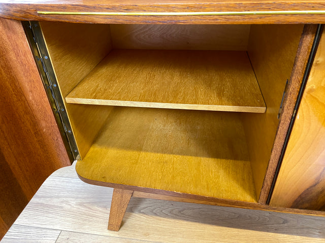 WMK # Besonders schöner Mid-Century Wohnzimmerschrank, Vollholz in Nussbaum, mit Vitrine und grün bespannter Rückwand, DDR 1962 # Highboard Sideboard Schrank Barschrank Rockabilly Vintage 50er Berlin