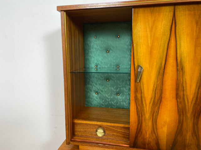 WMK # Besonders schöner Mid-Century Wohnzimmerschrank, Vollholz in Nussbaum, mit Vitrine und grün bespannter Rückwand, DDR 1962 # Highboard Sideboard Schrank Barschrank Rockabilly Vintage 50er Berlin
