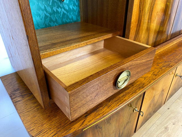 WMK # Besonders schöner Mid-Century Wohnzimmerschrank, Vollholz in Nussbaum, mit Vitrine und grün bespannter Rückwand, DDR 1962 # Highboard Sideboard Schrank Barschrank Rockabilly Vintage 50er Berlin