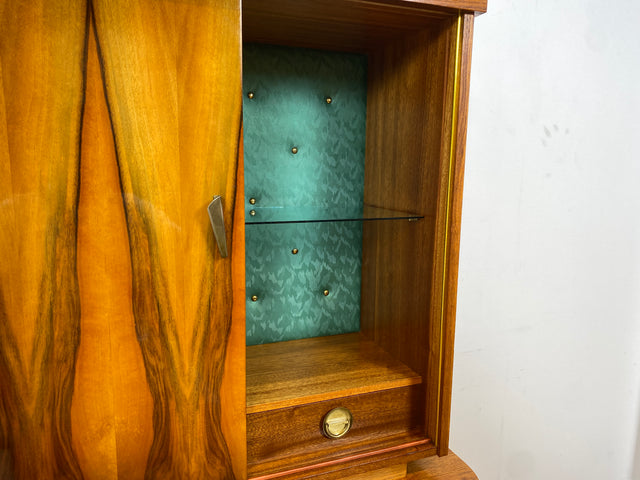 WMK # Besonders schöner Mid-Century Wohnzimmerschrank, Vollholz in Nussbaum, mit Vitrine und grün bespannter Rückwand, DDR 1962 # Highboard Sideboard Schrank Barschrank Rockabilly Vintage 50er Berlin