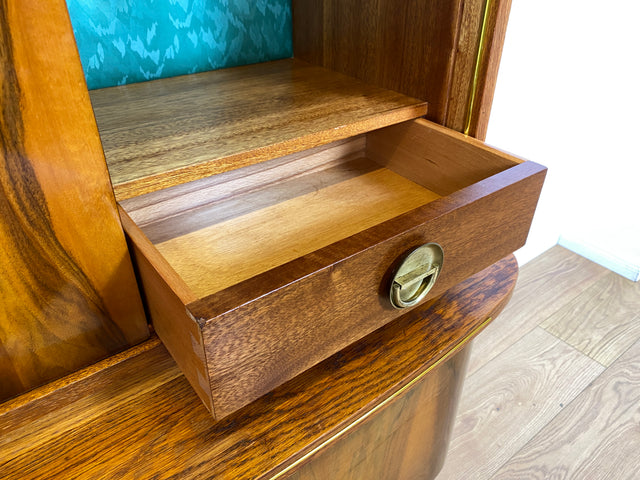 WMK # Besonders schöner Mid-Century Wohnzimmerschrank, Vollholz in Nussbaum, mit Vitrine und grün bespannter Rückwand, DDR 1962 # Highboard Sideboard Schrank Barschrank Rockabilly Vintage 50er Berlin