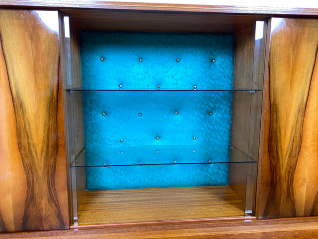 WMK # Besonders schöner Mid-Century Wohnzimmerschrank, Vollholz in Nussbaum, mit Vitrine und grün bespannter Rückwand, DDR 1962 # Highboard Sideboard Schrank Barschrank Rockabilly Vintage 50er Berlin