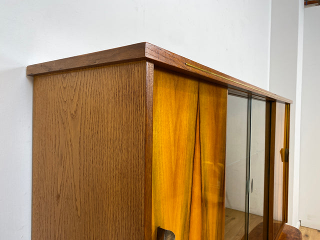 WMK # Besonders schöner Mid-Century Wohnzimmerschrank, Vollholz in Nussbaum, mit Vitrine und grün bespannter Rückwand, DDR 1962 # Highboard Sideboard Schrank Barschrank Rockabilly Vintage 50er Berlin