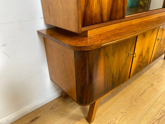 WMK # Besonders schöner Mid-Century Wohnzimmerschrank, Vollholz in Nussbaum, mit Vitrine und grün bespannter Rückwand, DDR 1962 # Highboard Sideboard Schrank Barschrank Rockabilly Vintage 50er Berlin
