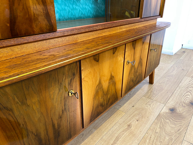 WMK # Besonders schöner Mid-Century Wohnzimmerschrank, Vollholz in Nussbaum, mit Vitrine und grün bespannter Rückwand, DDR 1962 # Highboard Sideboard Schrank Barschrank Rockabilly Vintage 50er Berlin