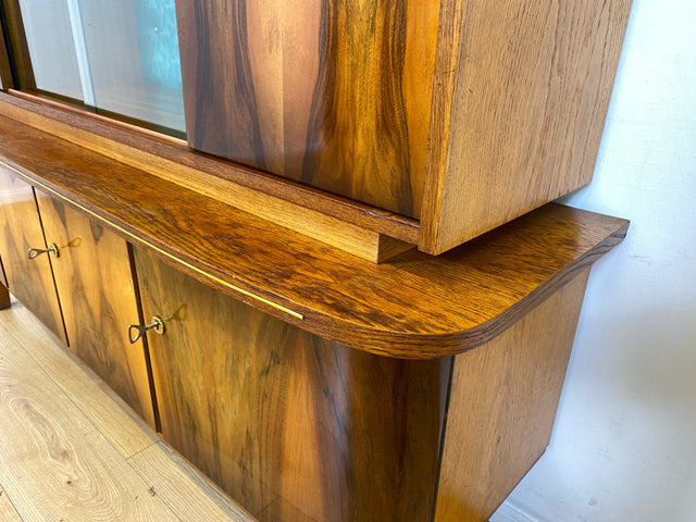 WMK # Besonders schöner Mid-Century Wohnzimmerschrank, Vollholz in Nussbaum, mit Vitrine und grün bespannter Rückwand, DDR 1962 # Highboard Sideboard Schrank Barschrank Rockabilly Vintage 50er Berlin