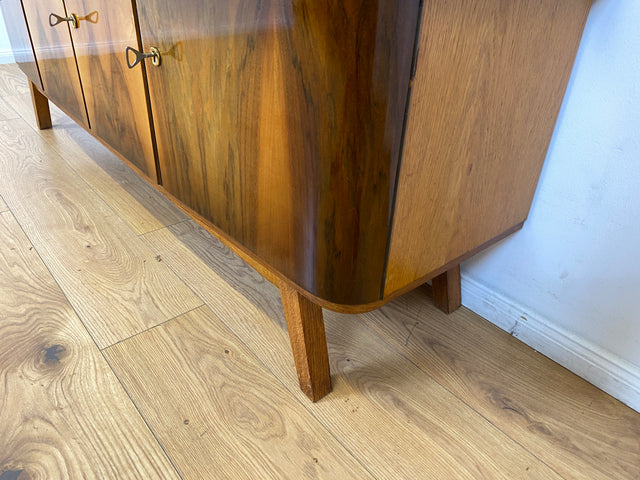WMK # Besonders schöner Mid-Century Wohnzimmerschrank, Vollholz in Nussbaum, mit Vitrine und grün bespannter Rückwand, DDR 1962 # Highboard Sideboard Schrank Barschrank Rockabilly Vintage 50er Berlin