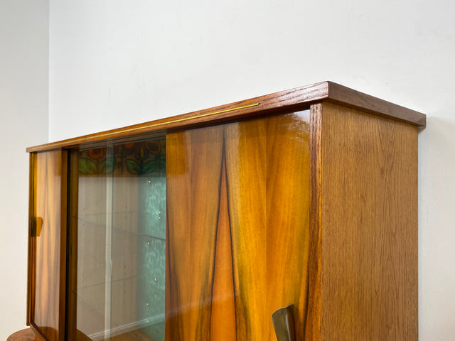 WMK # Besonders schöner Mid-Century Wohnzimmerschrank, Vollholz in Nussbaum, mit Vitrine und grün bespannter Rückwand, DDR 1962 # Highboard Sideboard Schrank Barschrank Rockabilly Vintage 50er Berlin