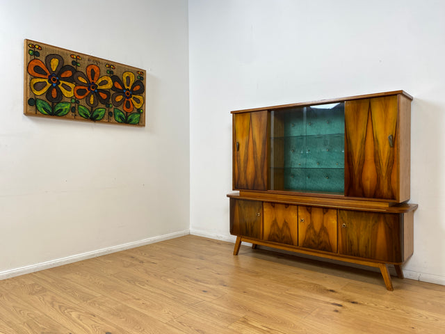 WMK # Besonders schöner Mid-Century Wohnzimmerschrank, Vollholz in Nussbaum, mit Vitrine und grün bespannter Rückwand, DDR 1962 # Highboard Sideboard Schrank Barschrank Rockabilly Vintage 50er Berlin