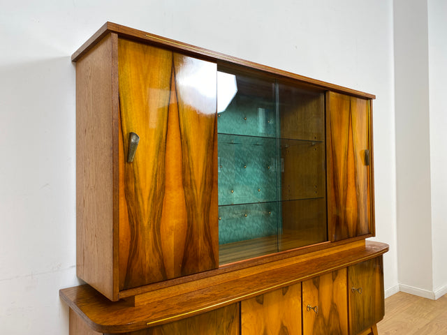WMK # Besonders schöner Mid-Century Wohnzimmerschrank, Vollholz in Nussbaum, mit Vitrine und grün bespannter Rückwand, DDR 1962 # Highboard Sideboard Schrank Barschrank Rockabilly Vintage 50er Berlin