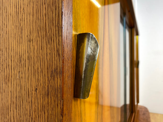 WMK # Besonders schöner Mid-Century Wohnzimmerschrank, Vollholz in Nussbaum, mit Vitrine und grün bespannter Rückwand, DDR 1962 # Highboard Sideboard Schrank Barschrank Rockabilly Vintage 50er Berlin
