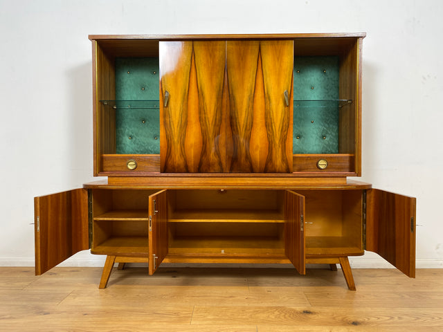 WMK # Besonders schöner Mid-Century Wohnzimmerschrank, Vollholz in Nussbaum, mit Vitrine und grün bespannter Rückwand, DDR 1962 # Highboard Sideboard Schrank Barschrank Rockabilly Vintage 50er Berlin