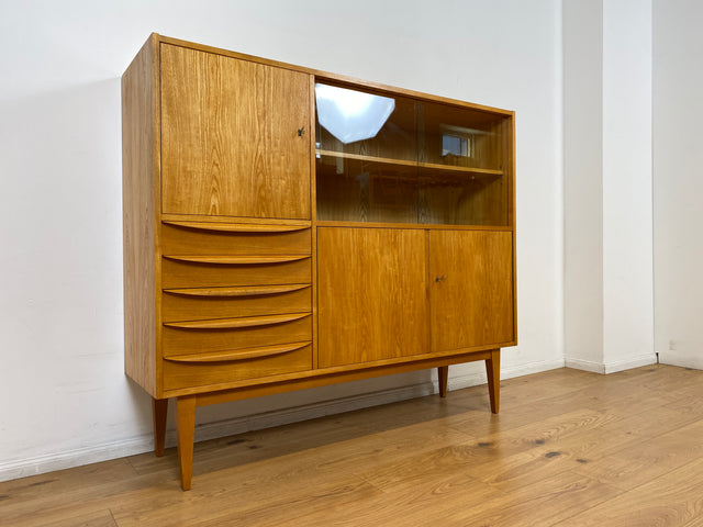 WMK I Stilvoller Mid-Century Wohnzimmerschrank in Eiche aus 1967, bauähnlich mit 602 von Franz Ehrlich für VEB Hellerau I Vitrine Schrank Sideboard Anrichte Vintage DDR Berlin Dresden Bayern Frankfurt