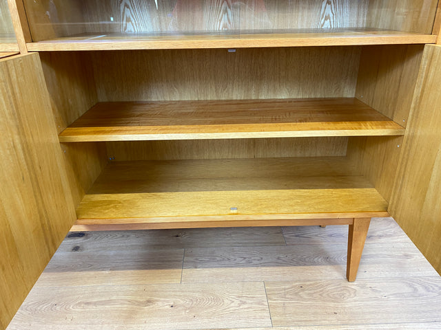 WMK I Stilvoller Mid-Century Wohnzimmerschrank in Eiche aus 1967, bauähnlich mit 602 von Franz Ehrlich für VEB Hellerau I Vitrine Schrank Sideboard Anrichte Vintage DDR Berlin Dresden Bayern Frankfurt