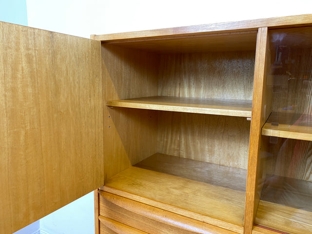 WMK I Stilvoller Mid-Century Wohnzimmerschrank in Eiche aus 1967, bauähnlich mit 602 von Franz Ehrlich für VEB Hellerau I Vitrine Schrank Sideboard Anrichte Vintage DDR Berlin Dresden Bayern Frankfurt