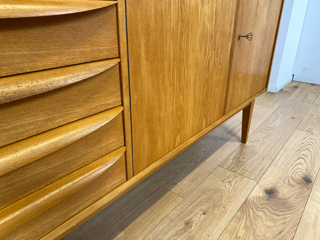 WMK I Stilvoller Mid-Century Wohnzimmerschrank in Eiche aus 1967, bauähnlich mit 602 von Franz Ehrlich für VEB Hellerau I Vitrine Schrank Sideboard Anrichte Vintage DDR Berlin Dresden Bayern Frankfurt