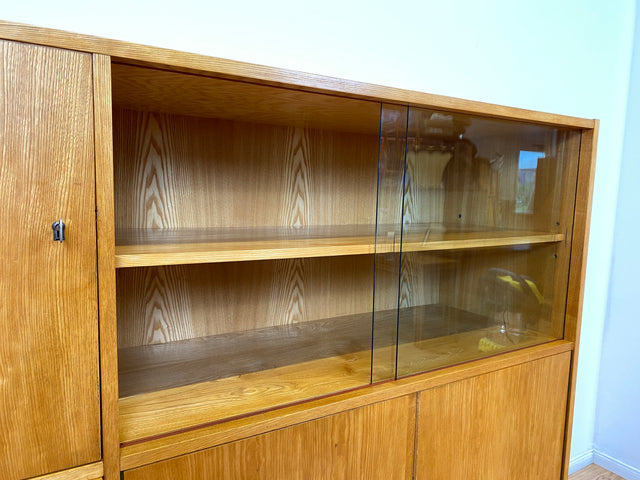 WMK I Stilvoller Mid-Century Wohnzimmerschrank in Eiche aus 1967, bauähnlich mit 602 von Franz Ehrlich für VEB Hellerau I Vitrine Schrank Sideboard Anrichte Vintage DDR Berlin Dresden Bayern Frankfurt