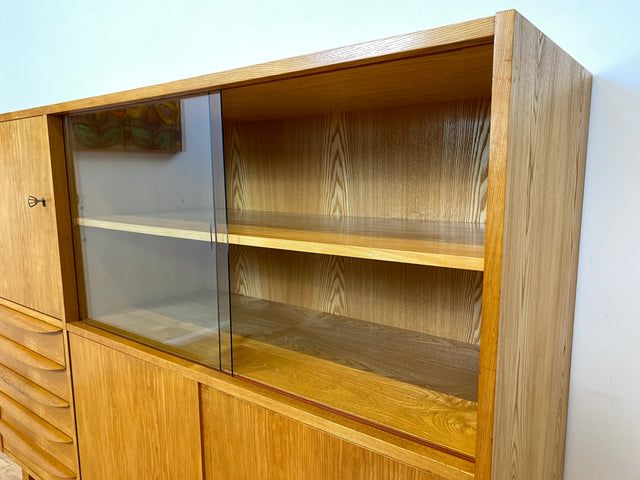 WMK I Stilvoller Mid-Century Wohnzimmerschrank in Eiche aus 1967, bauähnlich mit 602 von Franz Ehrlich für VEB Hellerau I Vitrine Schrank Sideboard Anrichte Vintage DDR Berlin Dresden Bayern Frankfurt