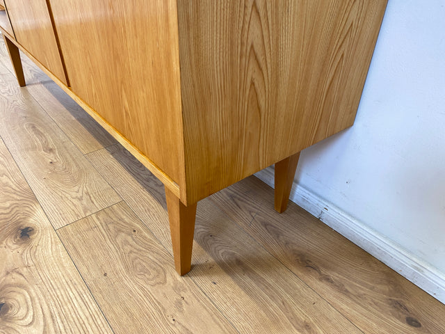 WMK I Stilvoller Mid-Century Wohnzimmerschrank in Eiche aus 1967, bauähnlich mit 602 von Franz Ehrlich für VEB Hellerau I Vitrine Schrank Sideboard Anrichte Vintage DDR Berlin Dresden Bayern Frankfurt