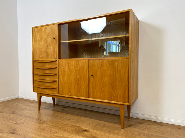 WMK I Stilvoller Mid-Century Wohnzimmerschrank in Eiche aus 1967, bauähnlich mit 602 von Franz Ehrlich für VEB Hellerau I Vitrine Schrank Sideboard Anrichte Vintage DDR Berlin Dresden Bayern Frankfurt