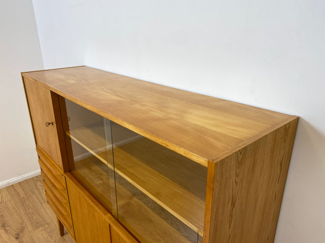 WMK I Stilvoller Mid-Century Wohnzimmerschrank in Eiche aus 1967, bauähnlich mit 602 von Franz Ehrlich für VEB Hellerau I Vitrine Schrank Sideboard Anrichte Vintage DDR Berlin Dresden Bayern Frankfurt