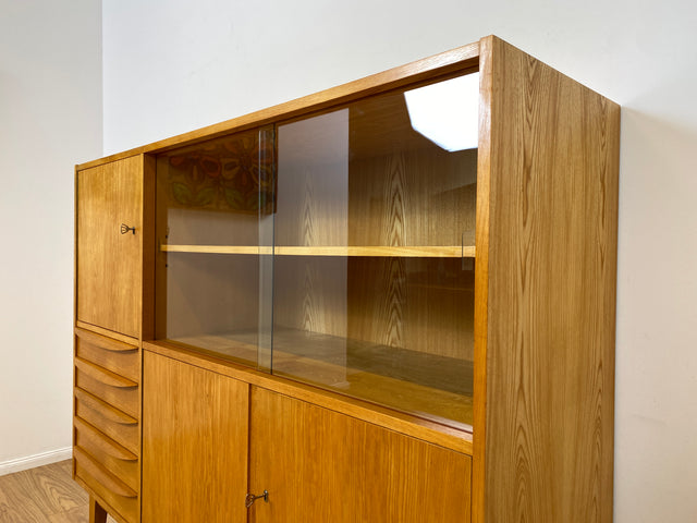 WMK I Stilvoller Mid-Century Wohnzimmerschrank in Eiche aus 1967, bauähnlich mit 602 von Franz Ehrlich für VEB Hellerau I Vitrine Schrank Sideboard Anrichte Vintage DDR Berlin Dresden Bayern Frankfurt