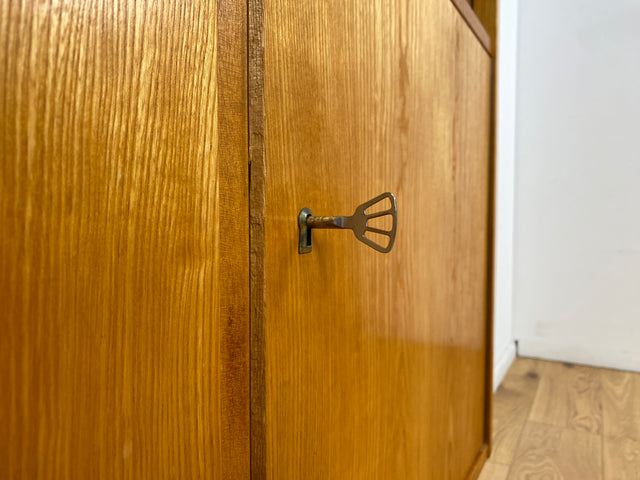 WMK I Stilvoller Mid-Century Wohnzimmerschrank in Eiche aus 1967, bauähnlich mit 602 von Franz Ehrlich für VEB Hellerau I Vitrine Schrank Sideboard Anrichte Vintage DDR Berlin Dresden Bayern Frankfurt
