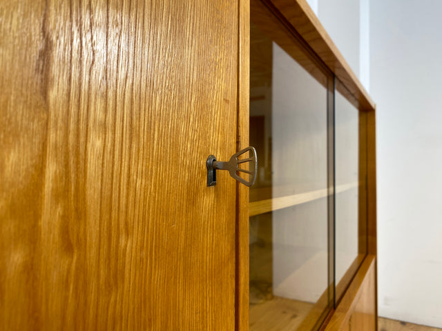 WMK I Stilvoller Mid-Century Wohnzimmerschrank in Eiche aus 1967, bauähnlich mit 602 von Franz Ehrlich für VEB Hellerau I Vitrine Schrank Sideboard Anrichte Vintage DDR Berlin Dresden Bayern Frankfurt
