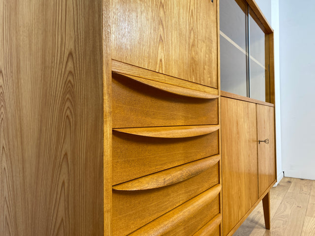 WMK I Stilvoller Mid-Century Wohnzimmerschrank in Eiche aus 1967, bauähnlich mit 602 von Franz Ehrlich für VEB Hellerau I Vitrine Schrank Sideboard Anrichte Vintage DDR Berlin Dresden Bayern Frankfurt