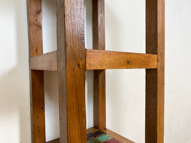 Boatwood by WMK I Nachhaltiges schmales und hohes Regal I handgefertigtes Unikat aus altem Bootsholz I Teakholz massiv I Holzregal Bücherregal Küchenregal Bad Flur Bootsmöbel Berlin Frankfurt Usedom