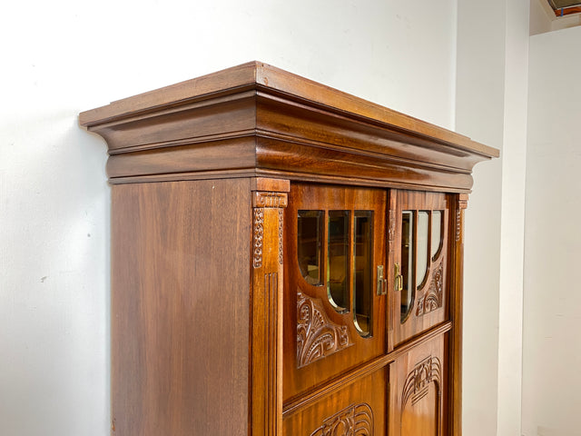 WMK I Vornehmes nordisches antikes Vertiko aus Mahagoni mit facettiertem Glas, handverziert I Schrank Kleiderschrank Wäscheschrank Bücher Vitrine Highboard Geschirrschrank Jugendstil Vintage Berlin