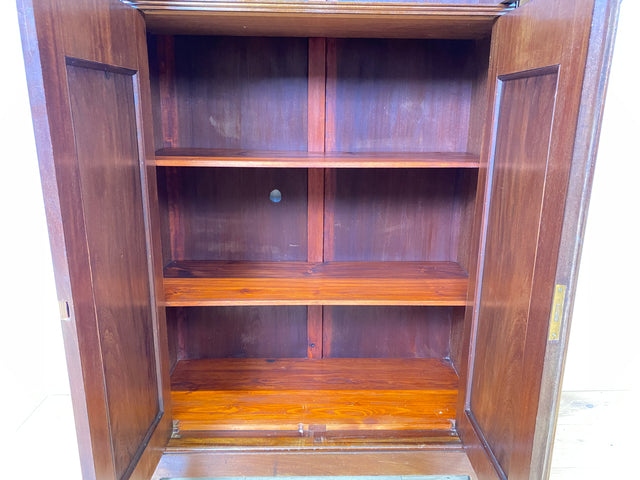 WMK I Vornehmes nordisches antikes Vertiko aus Mahagoni mit facettiertem Glas, handverziert I Schrank Kleiderschrank Wäscheschrank Bücher Vitrine Highboard Geschirrschrank Jugendstil Vintage Berlin