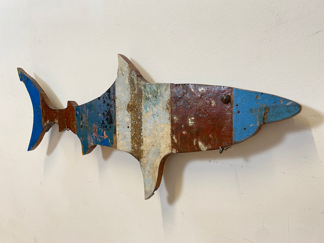 Boatwood by WMK # 1/3 Nachhaltiger Haifisch (L=90cm) aus altem Bootsholz, ein handgefertigtes Unikat aus Teak in Originalfarben der Boote # Fisch Hai Wanddekoration Wandbild Dekoration Holzfisch Bild