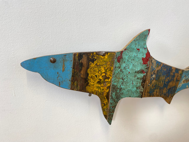 Boatwood by WMK # 1/3 Nachhaltiger Haifisch (L=90cm) aus altem Bootsholz, ein handgefertigtes Unikat aus Teak in Originalfarben der Boote # Fisch Hai Wanddekoration Wandbild Dekoration Holzfisch Bild