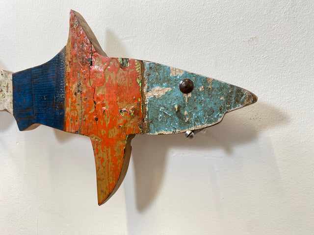 Boatwood by WMK # 1/5 Nachhaltiger Haifisch (L=60cm) aus altem Bootsholz, ein handgefertigtes Unikat aus Teak in Originalfarben der Boote # Fisch Hai Wanddekoration Wandbild Dekoration Holzfisch Bild