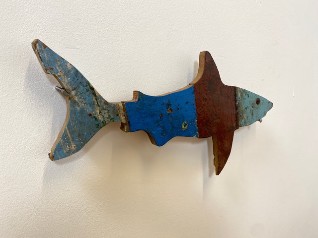 Boatwood by WMK # 1/5 Nachhaltiger Haifisch (L=60cm) aus altem Bootsholz, ein handgefertigtes Unikat aus Teak in Originalfarben der Boote # Fisch Hai Wanddekoration Wandbild Dekoration Holzfisch Bild